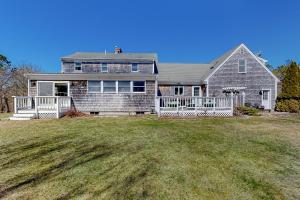 una gran casa de ladrillo con un gran patio en The Pond of West Tisbury en West Tisbury