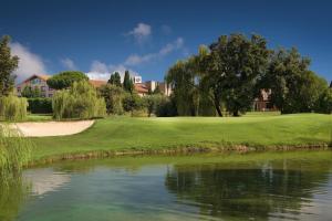 uma vista para um campo de golfe com um lago em Sheraton Rome Parco de Medici em Roma