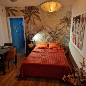 Ένα ή περισσότερα κρεβάτια σε δωμάτιο στο magnifique studio 2 pers, plage à 120 mètres