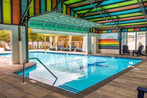 uma piscina num edifício com um tecto colorido em Freebird Motor Lodge by Reverie Boutique Collection em West Yarmouth