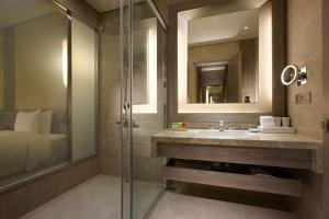 馬公市的住宿－澎湖福朋喜來登酒店，一间带水槽和淋浴的浴室