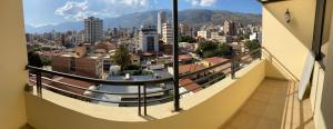 een balkon met uitzicht op de stad bij Departamento independiente centrico in Cochabamba