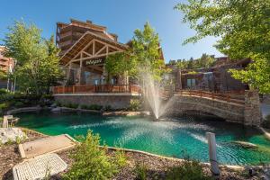 una fuente en una piscina frente a una casa en Ski in/out at Westgate, Remodeled 1BR, Resort amenities, Mutiple Pools, Spa, and Restaurant 4503A en Park City