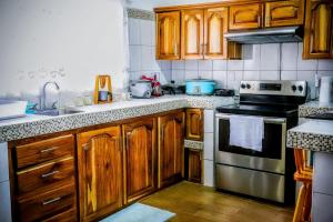 Кухня или мини-кухня в Ample yard, 40min from Airport & 15min from Poas Volcano
