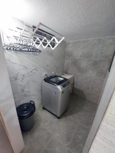 uma pequena casa de banho com máquina de lavar e secar roupa em Encantador y Confortable Apartamento em Neiva