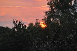 Východ nebo západ slunce při pohledu z hotelu nebo okolí