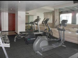 una palestra con 3 macchine cardio in una stanza di Loft Reforma Downtown Pool/Jacuzzi/Gym/Roof Top a Città del Messico