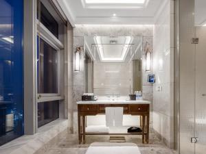 uma casa de banho com um lavatório e um espelho em Sheraton Grand Wuhan Hankou Hotel - Let's take a look at the moment of Wuhan em Wuhan