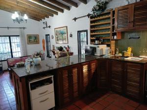 cocina con encimera y microondas en Complejo Los Aromos, San Juan, AR en San Juan