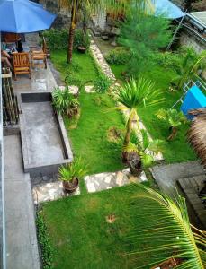 Κήπος έξω από το Merendeng Hostel Kuta