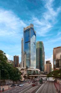 eine Stadt mit hohen Gebäuden und einer Autobahn mit Autos in der Unterkunft JW Marriott Hotel Hong Kong in Hongkong