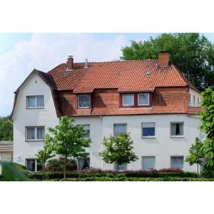 una gran casa blanca con techo rojo en Haus am See, en Horn-Bad Meinberg