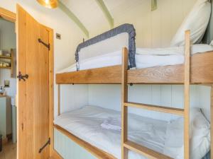 Poschodová posteľ alebo postele v izbe v ubytovaní The Wensleydale - Uk40152