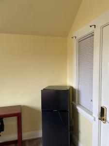 A television and/or entertainment centre at Small Private LA Bedroom w WIFI - Private Fridge - AC near USC - Exposition Park - USC Memorial Coliseum - Banc of California BMO Stadium - Downtown Los Angeles DTLA - University of Southern California USC!!!