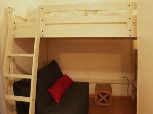 a bunk bed with a couch in a room at Appartement Les Orres, 1 pièce, 4 personnes - FR-1-322-525 in Les Orres