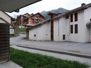 uma rua vazia numa aldeia com edifícios em Appartement Les Orres, 1 pièce, 4 personnes - FR-1-322-525 em Les Orres