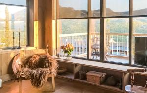 um quarto com janelas, uma cadeira e uma mesa em 3 Bedroom Awesome Apartment In Rjukan em Rjukan