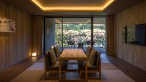 日光的住宿－KINUGAWA KEISUI，一间带木桌和椅子的用餐室