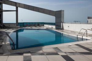 una piscina sul tetto di un edificio di SPACIOUS 3 Bedroom Apartm Beach Front (Side View) a Abu Dhabi