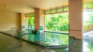 uma grande piscina de água num edifício em Ooedo Onsen Monogatari Premium Gero Shinkan em Gero