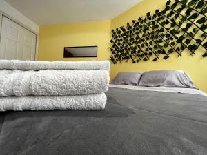 a pile of towels on a bed in a room at VANILLA appartment in Ciudad Hidalgo