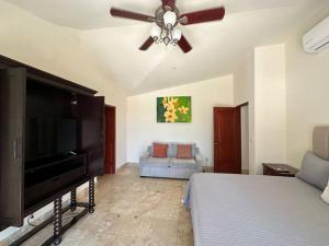 1 dormitorio con 1 cama y ventilador de techo en Villa Cola de Ballena, Pedregal @ Cabo's Downtown en Cabo San Lucas