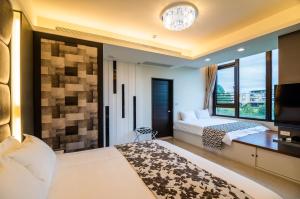 sypialnia z łóżkiem i dużym oknem w obiekcie Sakura VILLA B&B w mieście Yuanshan