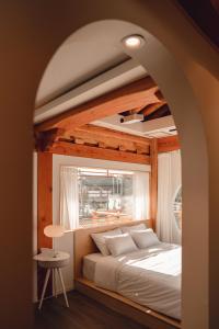 1 dormitorio con 1 cama, ventana y mesa en StayAnGim en Gyeongju