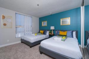 Una cama o camas en una habitación de Universal Studios 8 min drive Two bedroom Apartment with free parking