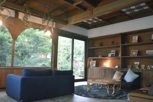 Area soggiorno di 野窓 Nomadノマド Tsuwano GuestHouse & Cafe Lounge