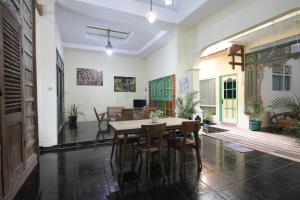 a dining room with a table and chairs at Rumah Kalpataru in Yogyakarta