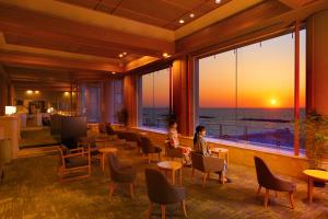 Alba o tramonto visti dall'interno del ryokan o dai dintorni