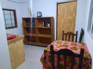 哥雅的住宿－Domingo，一间带桌子和柜台的用餐室