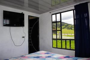 Телевизор и/или развлекательный центр в Casa campo vista a las montañas