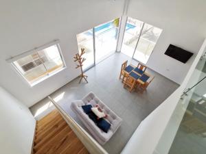 uma vista superior de uma sala de estar com um urso de peluche num sofá em Dúplex de lujo con vista al mar em San Bernardo del Viento