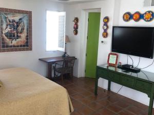 um quarto com uma cama e uma televisão de ecrã plano em La Quinta Resort Spa Villa Suite, 1br, lic247128 em La Quinta