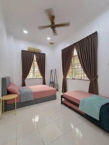 Postel nebo postele na pokoji v ubytování D96 Homestay Tangkak 钻石民宿