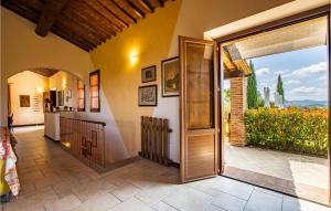 un ingresso a una casa con porta per un patio di Nice Home In Volterra With Private Swimming Pool, Can Be Inside Or Outside a Montaperti