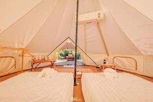 Ban Tha Chang的住宿－Chavallee Campground，帐篷内的帐篷内的帐篷,配有两张床