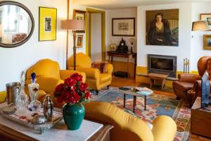 een woonkamer met gele stoelen en een tafel bij The Big House-grand comfort at Serra da Estrella in Gouveia