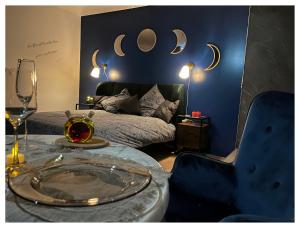 Een bed of bedden in een kamer bij Spa & Détente - Suite Privée - Tours - Netflix