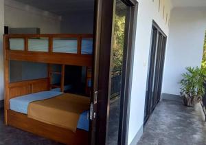 Ένα ή περισσότερα κρεβάτια σε δωμάτιο στο Merendeng Hostel Kuta