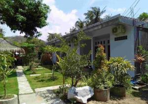 Κήπος έξω από το Merendeng Hostel Kuta