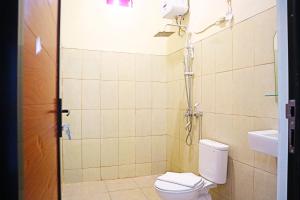 een badkamer met een toilet en een wastafel bij Perta Prana Amarta in Mendut