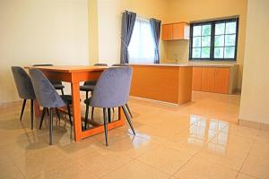 uma cozinha com mesa e cadeiras num quarto em Perta Prana Amarta em Mendut