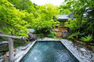 uma piscina no quintal de uma casa em Hacho no Yu em Nikko