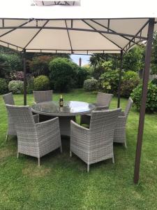 uma mesa e cadeiras debaixo de um guarda-sol num quintal em Top of the House em Bognor Regis