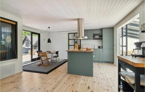 Dapur atau dapur kecil di 4 Bedroom Beautiful Home In Grenaa