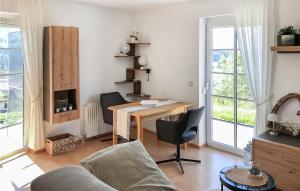 sala de estar con escritorio y mesa en Gorgeous Apartment In Schiefling Am Wrthers, With Kitchen, en Sankt Egyden