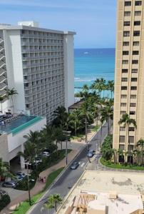 ホノルルにあるWaikiki Condo 2 Bedrooms 2 Bathrooms with 1 free parking spaceの高層ビル2棟前通りの空中風景